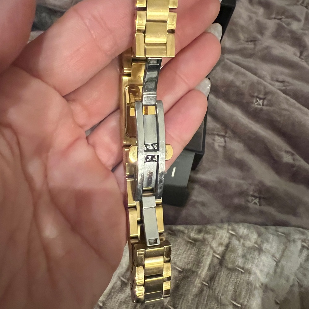 Gold Gucci Watch Vintage Mint Condition Authenticity Card and case - Picture 8 of 17
